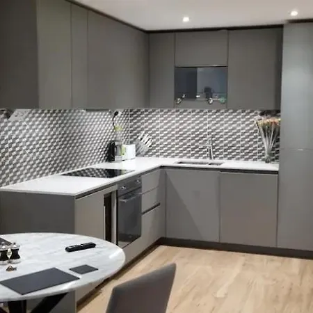 Lovely 2 Bedroom Apartment In London